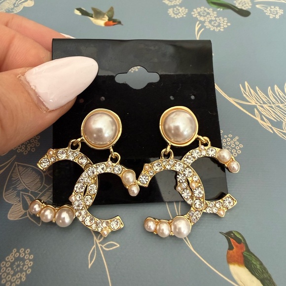 Elegant Gold and Pearl Earrings - Picture 2 of 4